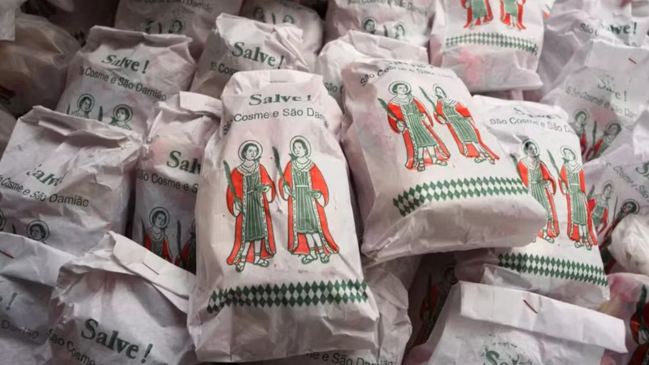 Saquinhos de doces de São Cosme e Damião preparados para distribuição