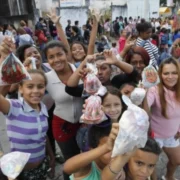 Crianças exibem saquinhos de doces de São Cosme e Damião em Niterói