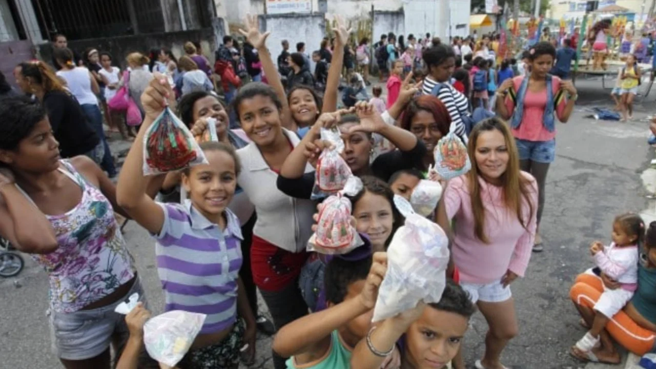 Crianças exibem saquinhos de doces de São Cosme e Damião em Niterói