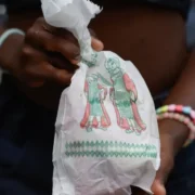 Saquinho de doces de São Cosme e Damião entregue durante celebração no Rio de Janeiro