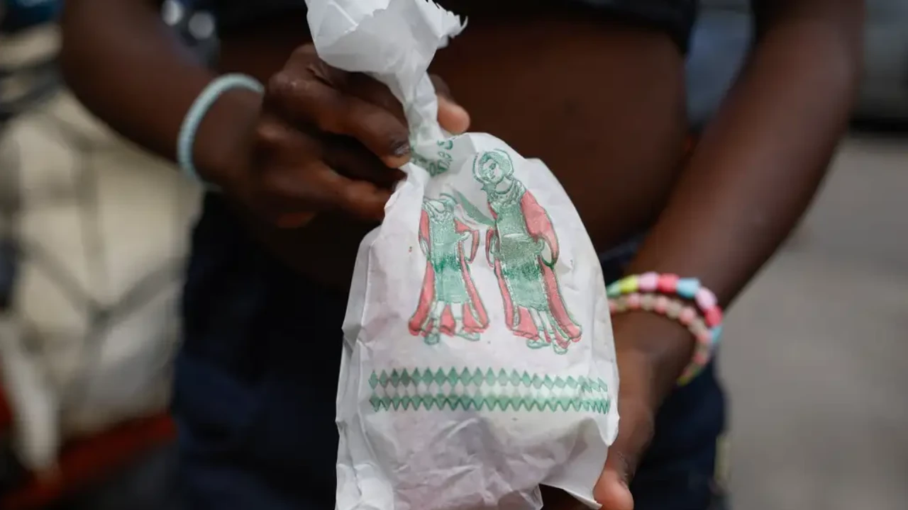 Saquinho de doces de São Cosme e Damião entregue durante celebração no Rio de Janeiro