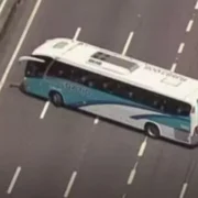 Ônibus escolares usados como barricadas por criminosos na Linha Vermelha