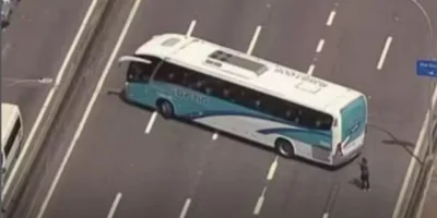 Ônibus escolares usados como barricadas por criminosos na Linha Vermelha