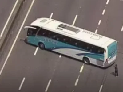 Ônibus escolares usados como barricadas por criminosos na Linha Vermelha