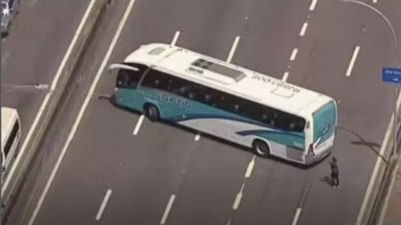 Ônibus escolares usados como barricadas por criminosos na Linha Vermelha