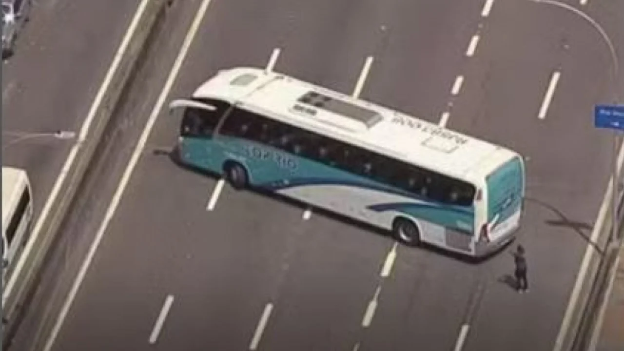 Ônibus escolares usados como barricadas por criminosos na Linha Vermelha