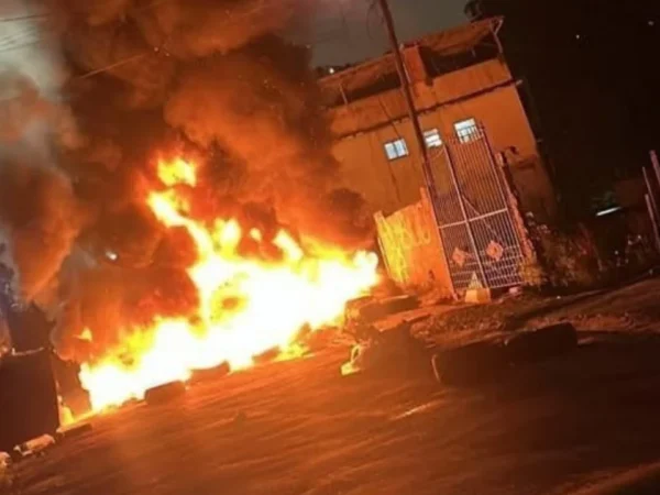 Barricada em chamas durante noite de tiroteio na região de Jacarepaguá, no Rio