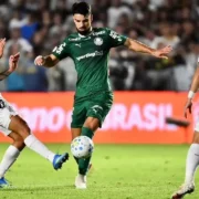 Jogadores de Santos e Palmeiras durante clássico pela Copa do Brasil na Vila Belmiro