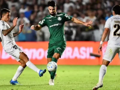 Jogadores de Santos e Palmeiras durante clássico pela Copa do Brasil na Vila Belmiro