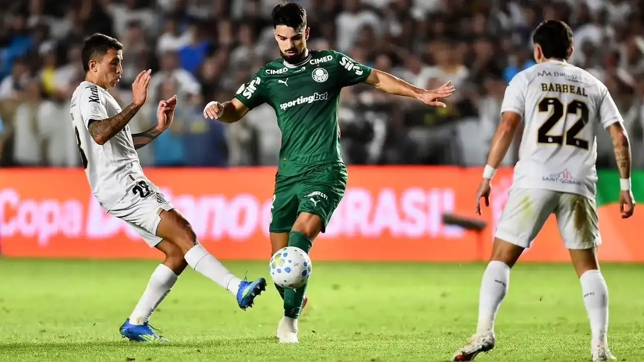 Jogadores de Santos e Palmeiras durante clássico pela Copa do Brasil na Vila Belmiro