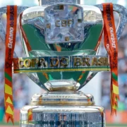 Taça da Copa do Brasil em estádio. Sorteio define Palmeiras x Vasco e Grêmio x Atlético-MG nas semifinais da Copa do Brasil