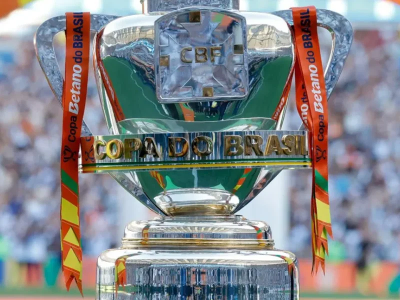Taça da Copa do Brasil em estádio. Sorteio define Palmeiras x Vasco e Grêmio x Atlético-MG nas semifinais da Copa do Brasil