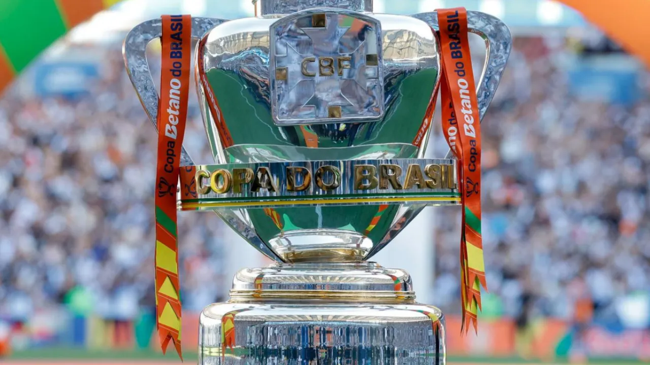 Taça da Copa do Brasil em estádio. Sorteio define Palmeiras x Vasco e Grêmio x Atlético-MG nas semifinais da Copa do Brasil Taça da Copa do Brasil em estádio. Sorteio define Palmeiras x Vasco e Grêmio x Atlético-MG nas semifinais da Copa do Brasil