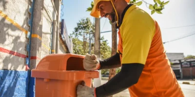 Papeleira instalada em área pública de Niterói