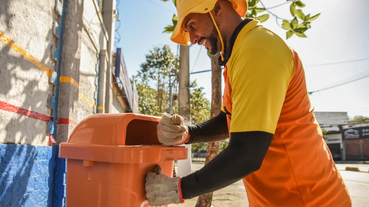 Papeleira instalada em área pública de Niterói Papeleira instalada em área pública de Niterói