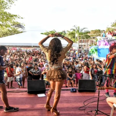 Público participa da Parada do Orgulho LGBTQIAPN+ de Maricá