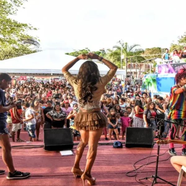 Público participa da Parada do Orgulho LGBTQIAPN+ de Maricá