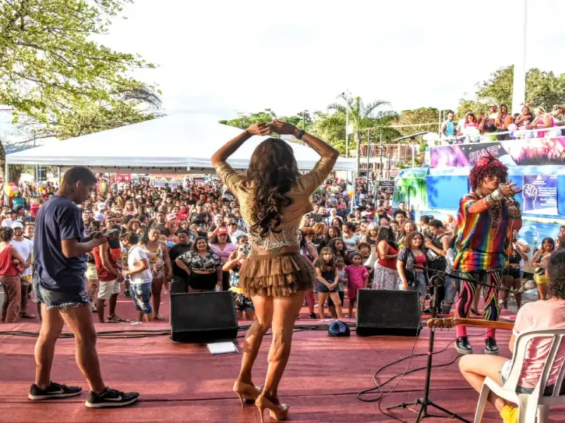 Público participa da Parada do Orgulho LGBTQIAPN+ de Maricá