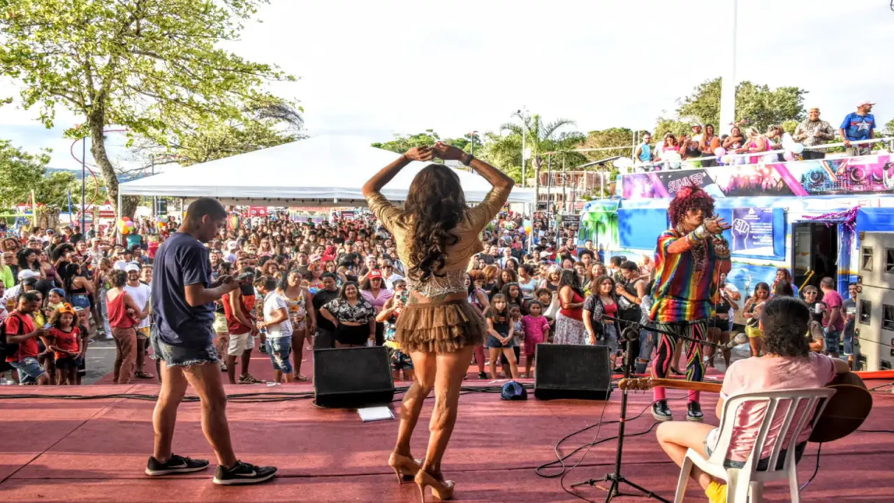 Público participa da Parada do Orgulho LGBTQIAPN+ de Maricá