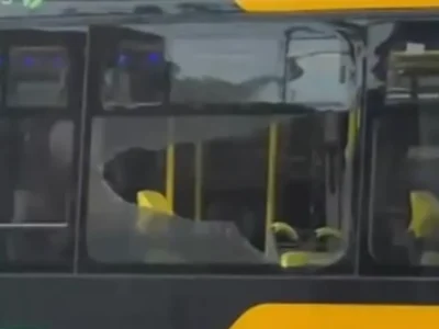 Ônibus do BRT durante operação policial em Curicica
