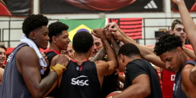 Jogadores do Flamengo durante partida de basquete na temporada 2026/27