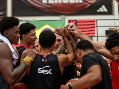 Jogadores do Flamengo durante partida de basquete na temporada 2026/27