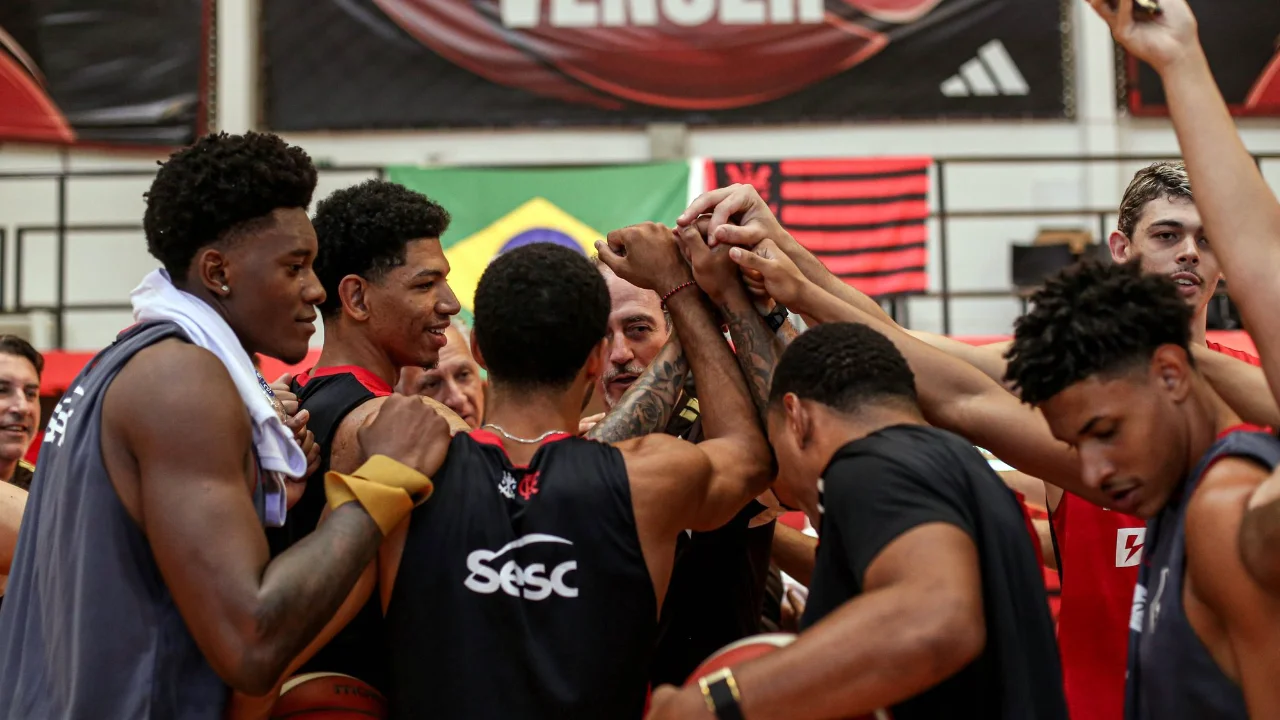 Jogadores do Flamengo durante partida de basquete na temporada 2026/27