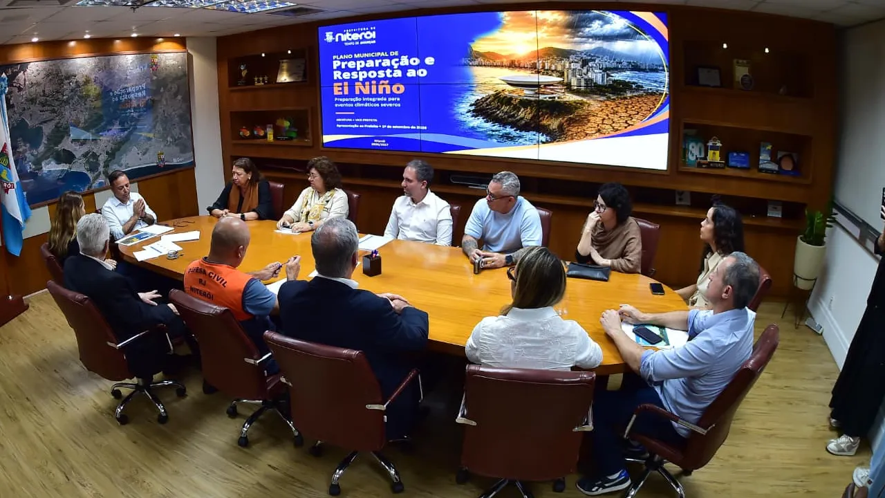 Reunião de equipes municipais de Niterói diante de painel do Plano Municipal de Preparação e Resposta ao El Niño Reunião de equipes municipais de Niterói diante de painel do Plano Municipal de Preparação e Resposta ao El Niño