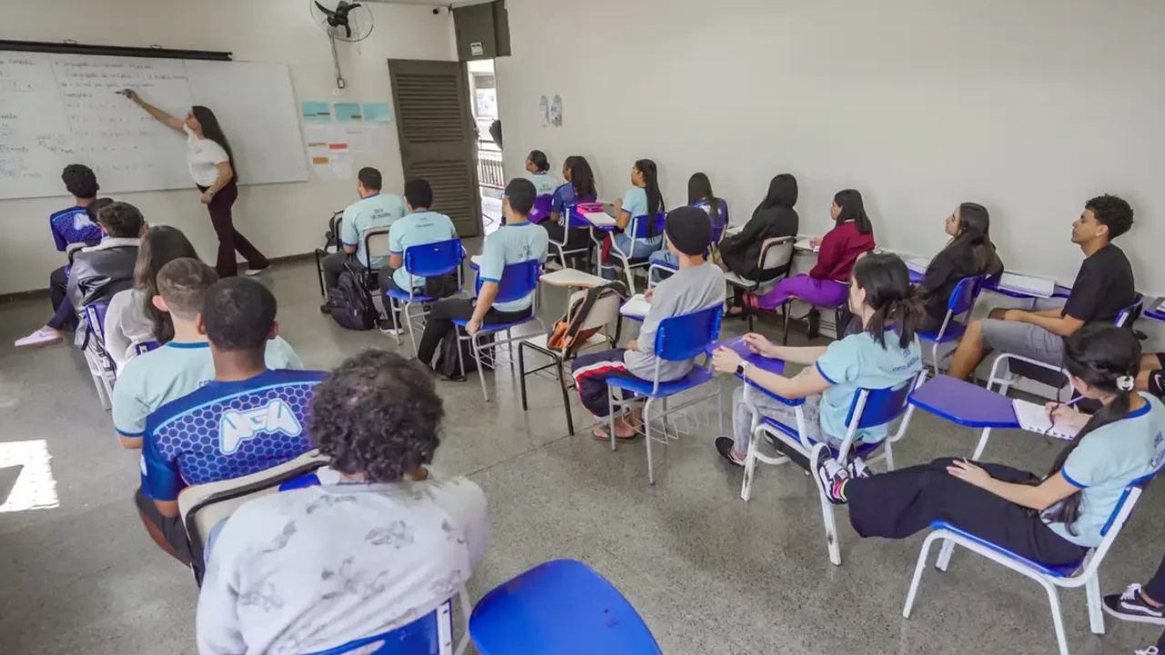 Estudantes em sala de aula antes da Prova Nacional Docente 2026