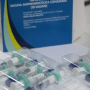 Idoso recebe vacina em unidade de saúde de São Gonçalo