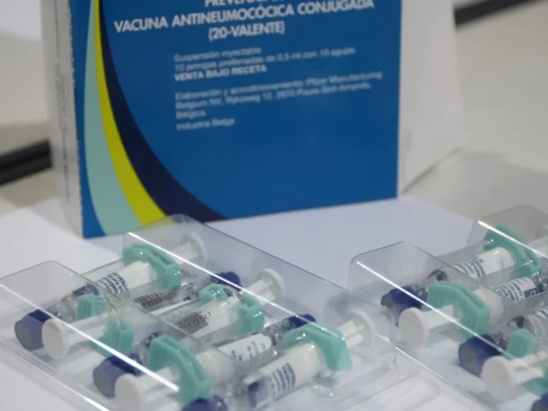 Idoso recebe vacina em unidade de saúde de São Gonçalo