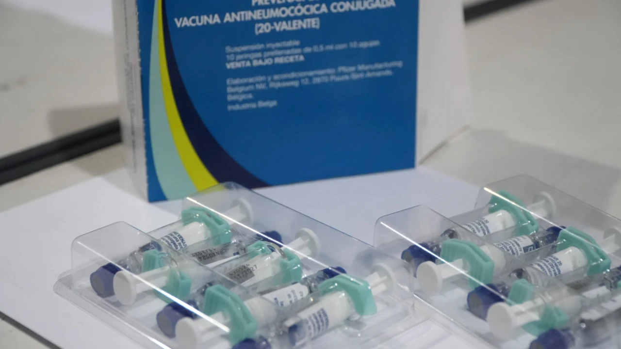 Idoso recebe vacina em unidade de saúde de São Gonçalo