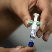 Idoso recebe vacina em unidade de saúde de São Gonçalo