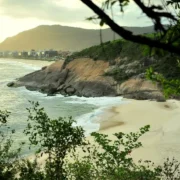 Praia do Sossego, em Niterói, cercada por vegetação e costões rochosos na Região Oceânica