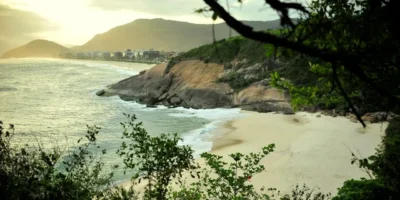 Praia do Sossego, em Niterói, cercada por vegetação e costões rochosos na Região Oceânica