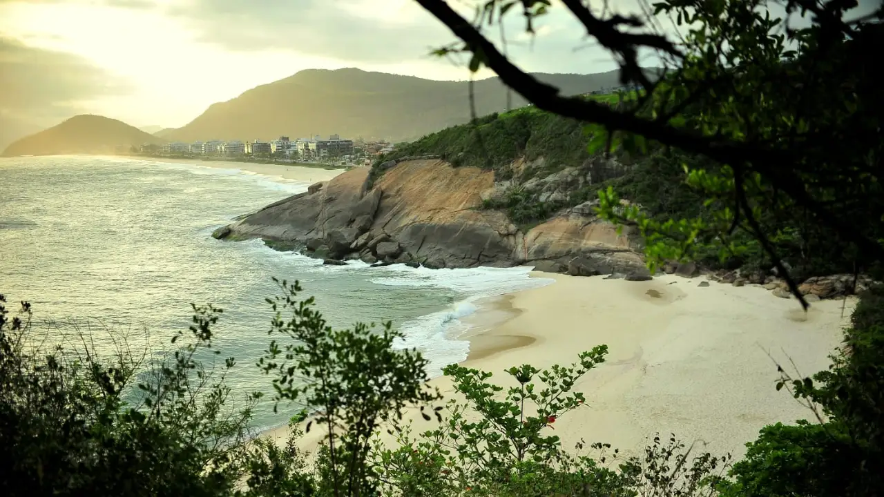 Praia do Sossego, em Niterói, cercada por vegetação e costões rochosos na Região Oceânica Praia do Sossego, em Niterói, cercada por vegetação e costões rochosos na Região Oceânica