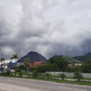 Céu carregado em Maricá durante período de tempo instável