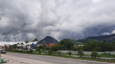 Céu carregado em Maricá durante período de tempo instável