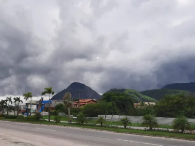 Céu carregado em Maricá durante período de tempo instável