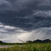 Céu carregado e chuva forte ilustram previsão de tempo instável em Niterói