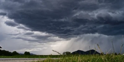 Céu carregado e chuva forte ilustram previsão de tempo instável em Niterói