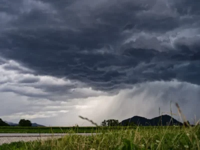 Céu carregado e chuva forte ilustram previsão de tempo instável em Niterói