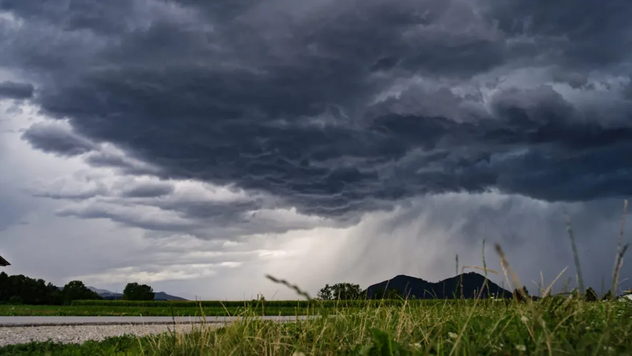 Céu carregado e chuva forte ilustram previsão de tempo instável em Niterói Céu carregado e chuva forte ilustram previsão de tempo instável em Niterói