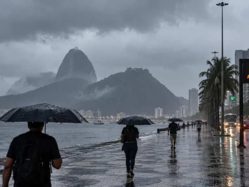 Chuva no Rio de Janeiro com pedestres de guarda-chuva, pista molhada e painel orientando motoristas a reduzir a velocidade
