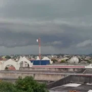 Céu carregado sobre São Gonçalo durante período de tempo instável
