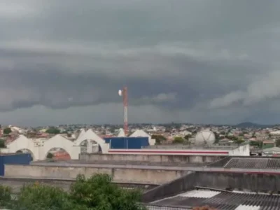 Céu carregado sobre São Gonçalo durante período de tempo instável