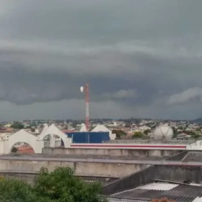 Céu carregado sobre São Gonçalo durante período de tempo instável
