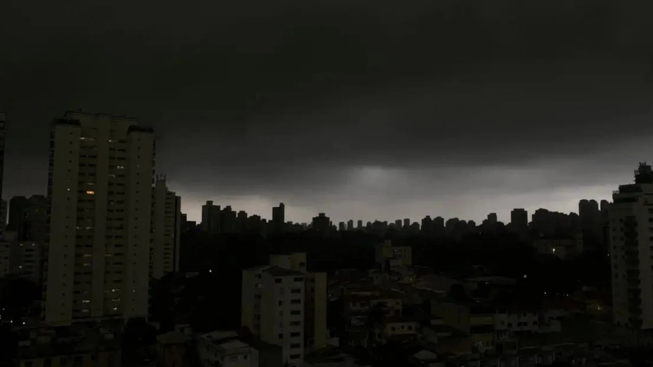 Árvore caída após chuva forte em rua de São Paulo Árvore caída após chuva forte em rua de São Paulo