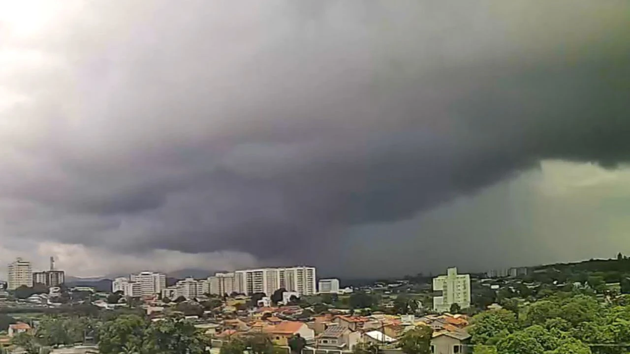 Vista panorâmica de Itaboraí sob forte calor e céu coberto por nuvens cinzentas de tempestade avançando sobre a área urbana Vista panorâmica de Itaboraí sob forte calor e céu coberto por nuvens cinzentas de tempestade avançando sobre a área urbana