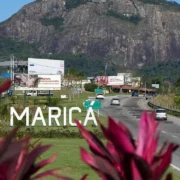 Entrada de Maricá com montanha ao fundo em dia de céu aberto
